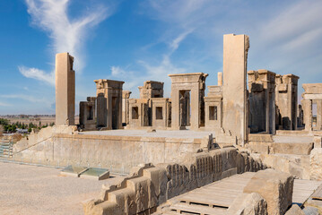 Obraz premium Sunrise in Persepolis, capital of the ancient Achaemenid kingdom. ancient columns. View of Iran. ancient persia. beautiful cloud background
