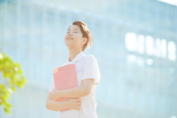 白衣の女性（看護師・歯科衛生士・サロン全般など医療イメージ）