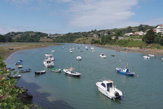 Vue des bateaux amarrés sur une rivière, à proximité d'un des plus beaux villages de Galice, site historique et touristique