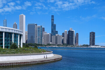 Obraz na płótnie Canvas Chicago waterfront bike trail with downtown skyline