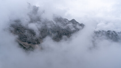 Fototapeta na wymiar Karwendel im Nebel
