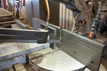 Metal cutting machine