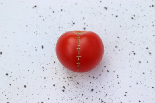 Tomete in Herzform. Tomatennarbe.