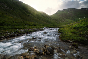 Fototapeta na wymiar Fluss im Bergtal 