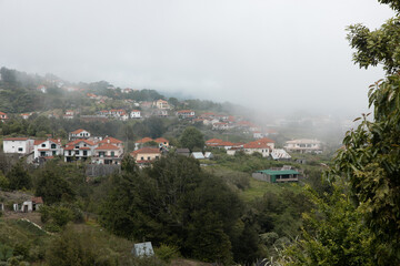 Obraz premium Nebeliges Panorama der Küstenstadt Santana auf Madeira