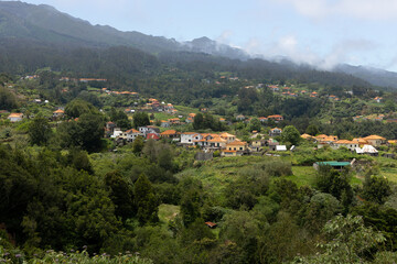 Fototapeta na wymiar Nebeliges Panorama der Küstenstadt Santana auf Madeira