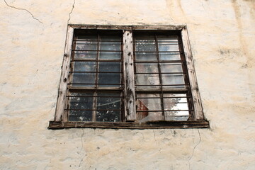 eski bir taş eve ait ahşap bir pencere