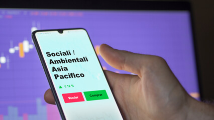Un inversor está analizando el sociali/ambientali asia pacifico etf fondo en pantalla. Un teléfono muestra los precios del ETF ESG para invertir. Texto en español.