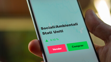 Un inversor está analizando el sociali/ambientali stati uniti etf fondo en pantalla. Un teléfono muestra los precios del ETF ESG para invertir. Texto en español.