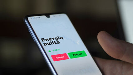 Un inversor está analizando el energia pulita etf fondo en pantalla. Un teléfono muestra los precios del ETF para invertir. Texto en español. © maurice norbert