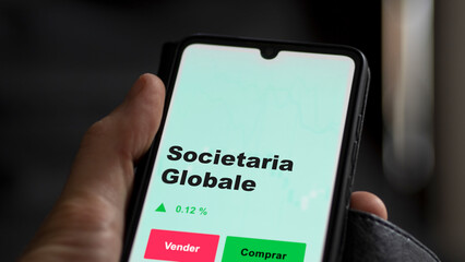 Un inversor está analizando el societaria globale etf fondo en pantalla. Un teléfono muestra los precios del ETF para invertir. Texto en español.