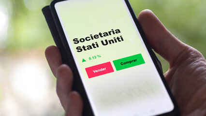 Un inversor está analizando el societaria stati uniti etf fondo en pantalla. Un teléfono muestra los precios del ETF para invertir.