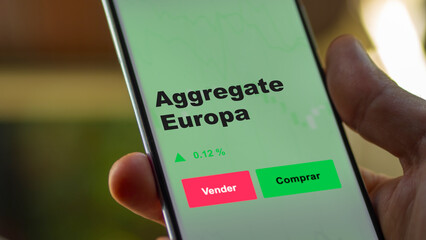 Un inversor está analizando el aggregate europa etf fondo en pantalla. Un teléfono muestra los precios del ETF para invertir.