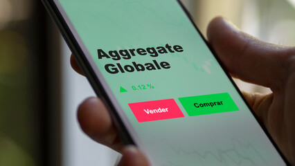 Un inversor está analizando el aggregate globale etf fondo en pantalla. Un teléfono muestra los...