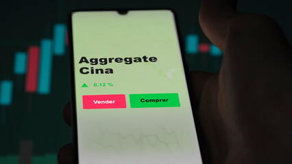 Un inversor está analizando el aggregate cina etf fondo en pantalla. Un teléfono muestra los...