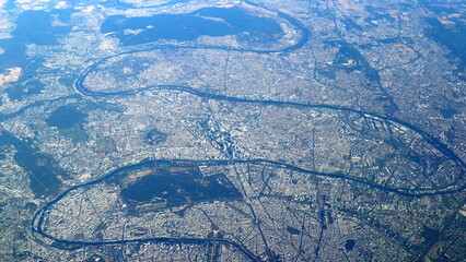 survol de Paris à très haute altitude en avion de ligne