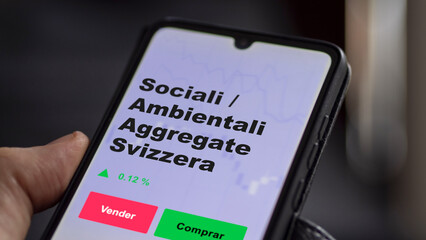 Un inversor está analizando el sociali / ambientali aggregate svizzera etf fondo en pantalla. Un teléfono muestra los precios del ETF ESG para invertir.