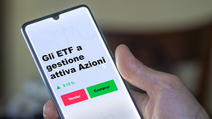 Un inversor está analizando el gli a gestione attiva azioni etf fondo en pantalla. Un teléfono muestra los precios del ETF para invertir. Texto en español.