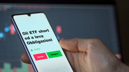 Un inversor está analizando el gli short ed a leva obbligazioni etf fondo en pantalla. Un...