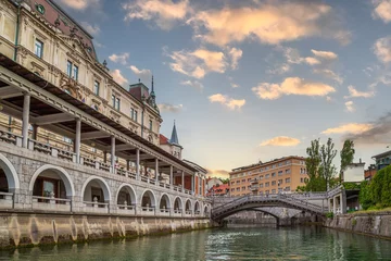 Papier Peint photo autocollant Stari Most Bâtiment historique sur les rives de la rivière Ljubljanica, Ljubljana, Slovénie