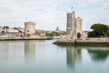 Fototapeta na wymiar Vieux port de la Rochelle en pose longue