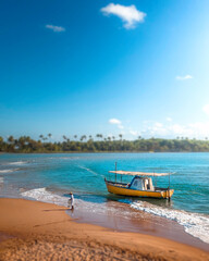 Pescador na praia próximo ao barco