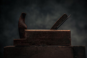 side view of manual wooden planer on top of wooden bench - obrazy, fototapety, plakaty