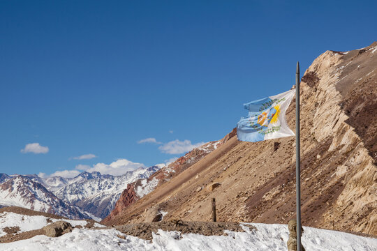 Bandera Argentina flameando en la monta&ntilde;a