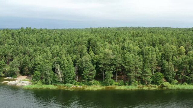 sur les bords du lac M&auml;lar (M&auml;laren) en Su&egrave;de