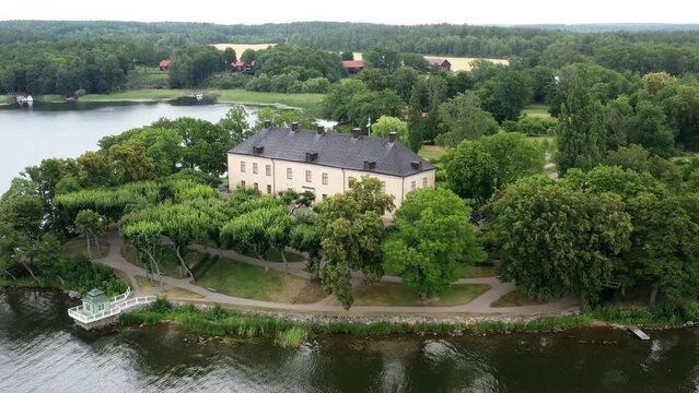 manoir et ch&acirc;teau sur les bords du lac M&auml;lar (M&auml;laren) en Su&egrave;de