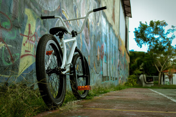 Bicicleta en un muro