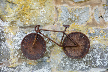 Fototapeta na wymiar old rusty bicycle on a stone wall