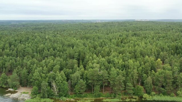 sur les bords du lac M&auml;lar (M&auml;laren) en Su&egrave;de	