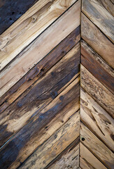 Eine Holztextur mit vielen schrägen Holzbretter.