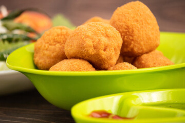 Indian Delhi Street Chaat Food Ram Laddu Pakode Or Raam Ladoo Pakore Is Made Of Moong Dal, Yellow Mung Lentils, Chana Daal. Served With White Radish Mooli, Nimbu, Tamatar, Imli Sauce, Green Chutney