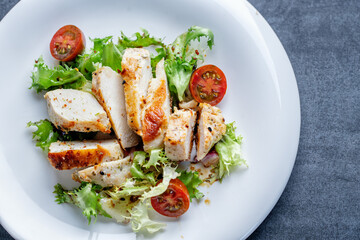 Salad with chicken and tomatoes