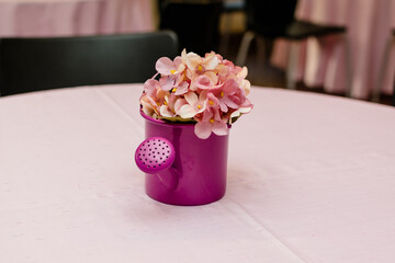 Um lindo enfeite de regador em miniatura para uso em festas, eventos.