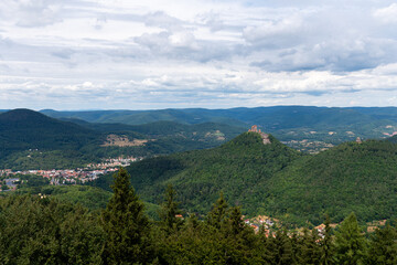 Fototapeta premium Burg Trifels aus dem Mittelalter in Annweiler am Trifels im Pfälzerwald in Rheinland Pfalz in Deutschland