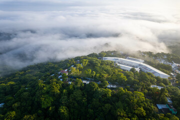 Hospital entre nubes y arboles
