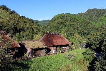 Fototapeta na wymiar おがわ作小屋村　藁ぶき屋根が見える風景