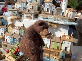 teddy bear in the city