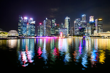 Naklejka premium Night view of downtown skyscrapers at Marina Bay, Singapore