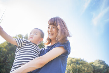 公園での親子（2歳児）