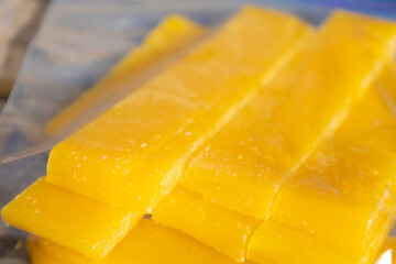 袋に入れた手作りの蜜蝋