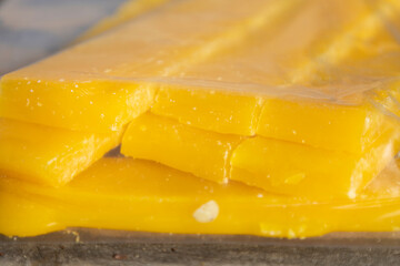 袋に入れた手作りの蜜蝋