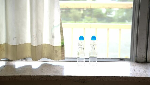 学校の教室の窓際のサイダーの空き瓶