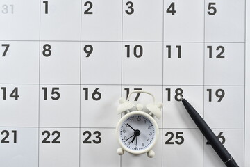カレンダーと時計とペン
