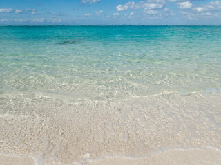 真夏の日差しに透き通った海と白い砂浜