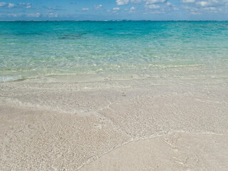 真夏の日差しに透き通った海と白い砂浜