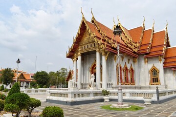 Obraz premium Wat Benchamabophit Dusitwanaram or marble temple, it is one of Bangkok's best-known temples and a major tourist attraction.